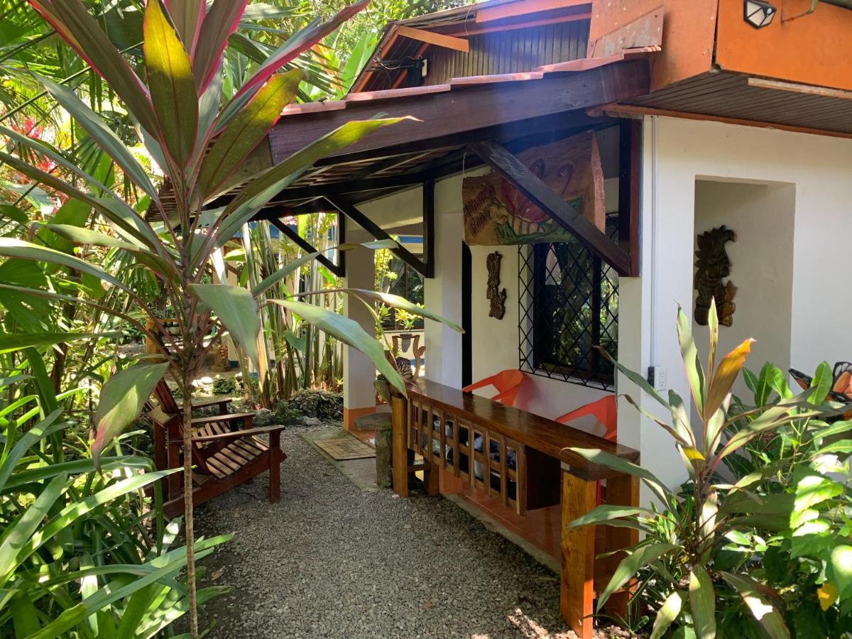 Cabinas Tito Cahuita Exterior photo